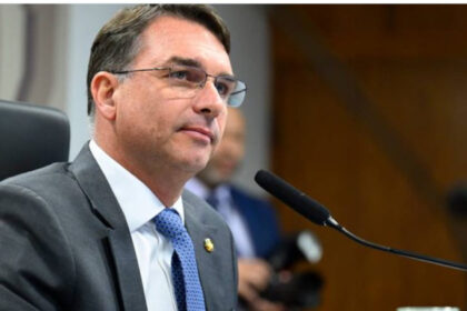 Flávio Bolsonaro em Governador Valadares visitando laboratório de terras raras da FIEMG