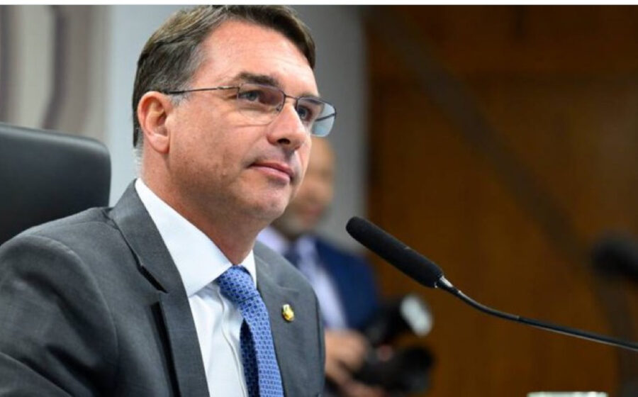 Flávio Bolsonaro em Governador Valadares visitando laboratório de terras raras da FIEMG