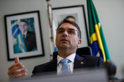 Flávio Bolsonaro discursa sobre proibição de cassinos online e jogo do tigrinho