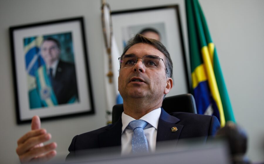 Flávio Bolsonaro discursa sobre proibição de cassinos online e jogo do tigrinho