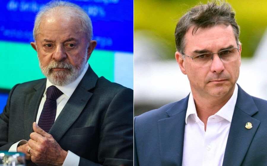 Flávio Bolsonaro discursa em palanque em Joinville ao lado dos irmãos Carlos e Jair Renan