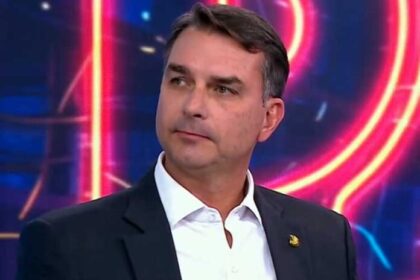 Senador Flávio Bolsonaro em plenário articulando contenção de crise "guerra espiritual" com base conservadora