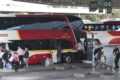 Ônibus verde da FlixBus parado em terminal rodoviário com fundo de documentos burocráticos representando 2 mil pedidos travados na ANTT