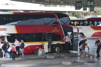 Ônibus verde da FlixBus parado em terminal rodoviário com fundo de documentos burocráticos representando 2 mil pedidos travados na ANTT