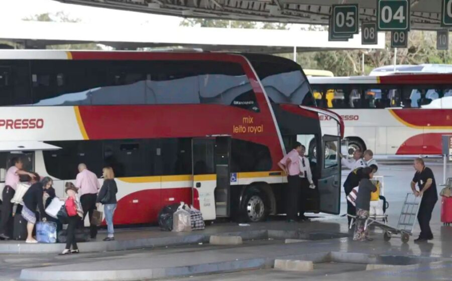 Ônibus verde da FlixBus parado em terminal rodoviário com fundo de documentos burocráticos representando 2 mil pedidos travados na ANTT