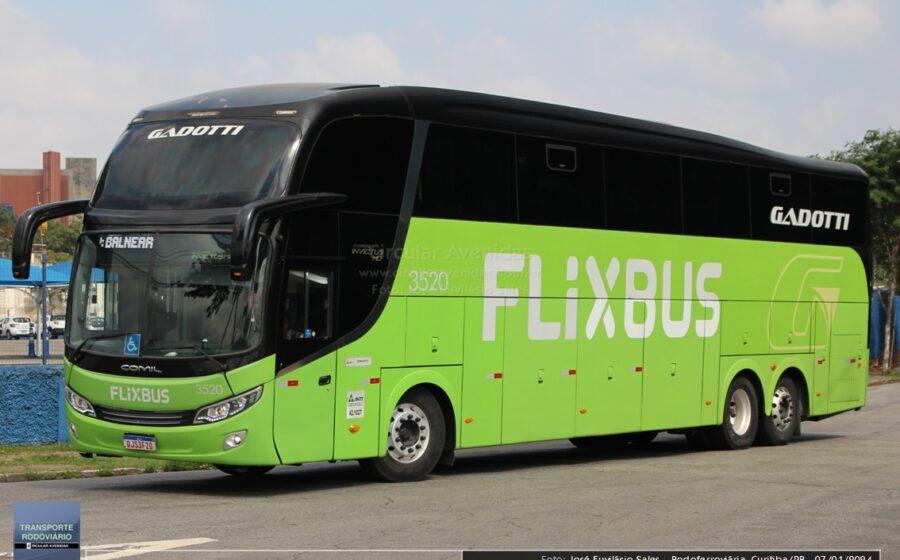 Ônibus verde e laranja da FlixBus em estrada brasileira, simbolizando linhas interestaduais travadas pela burocracia da ANTT