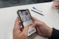 Celular exibindo app Saúde na Palma da Mão da Prefeitura de Fortaleza para medicamentos