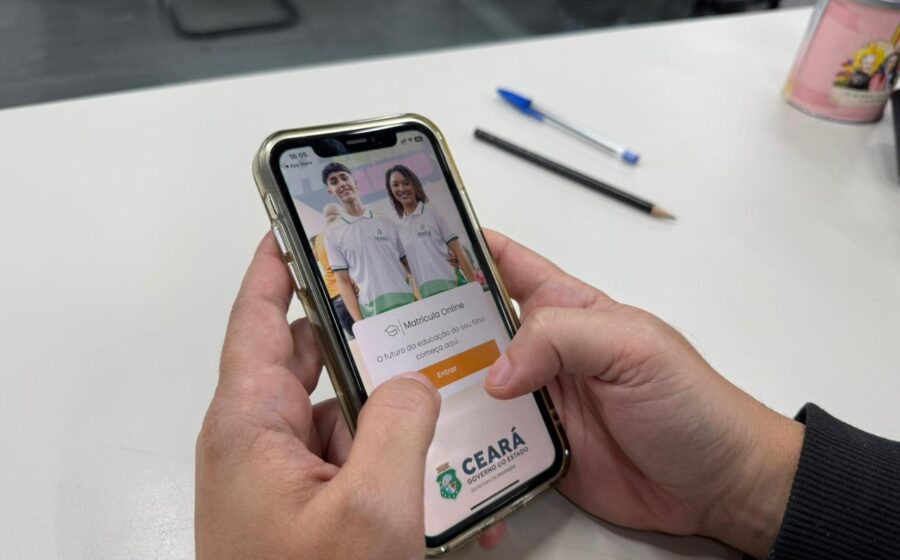 Celular exibindo app Saúde na Palma da Mão da Prefeitura de Fortaleza para medicamentos