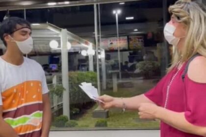 Funcionário do McDonald's sorri ao pagar lanche de cliente surpreso no balcão