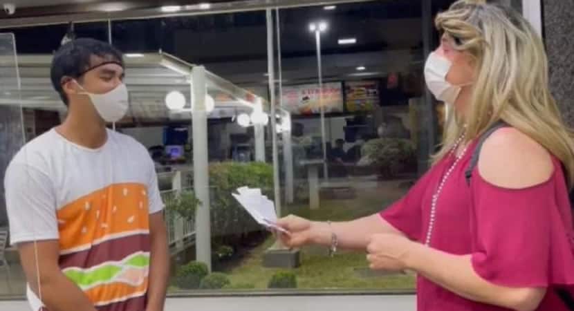 Funcionário do McDonald's sorri ao pagar lanche de cliente surpreso no balcão