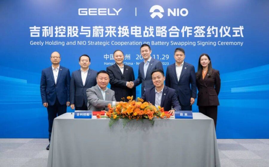 Logos da Nio e Geely sobre fundo de estação de troca de baterias para carros elétricos