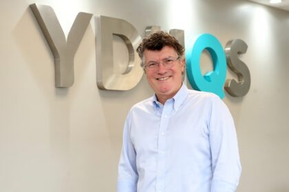 Logos da Yduqs e Afya simbolizando fusão bilionária no ensino superior premium