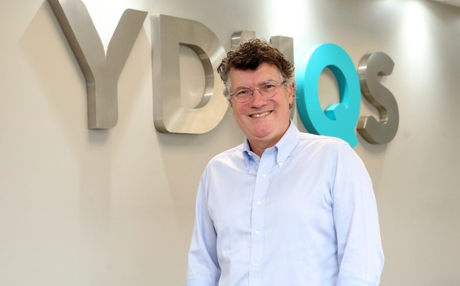 Logos da Yduqs e Afya simbolizando fusão bilionária no ensino superior premium