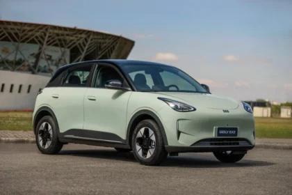 Logos da Nio e Geely unidos sobre fundo de estações de troca de baterias e carregadores elétricos na China