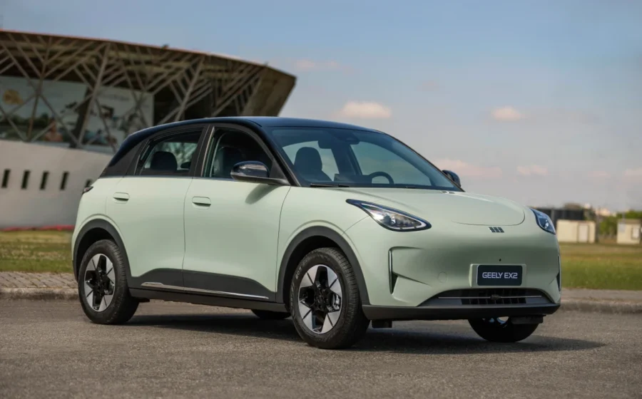 Logos da Nio e Geely unidos sobre fundo de estações de troca de baterias e carregadores elétricos na China