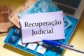 Sede do GPA com grafismo de balança da justiça e gráfico de caixa em queda