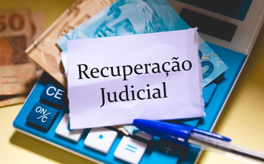 Sede do GPA com grafismo de balança da justiça e gráfico de caixa em queda