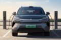 Carro elétrico Geely conectado a carregador ultrarrápido de 4 minutos