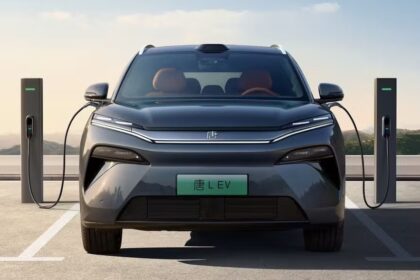 Carro elétrico Geely conectado a carregador ultrarrápido de 4 minutos