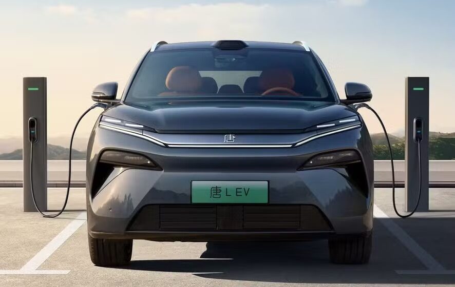 Carro elétrico Geely conectado a carregador ultrarrápido de 4 minutos