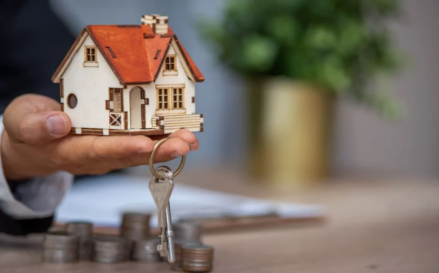 Jovens da Geração Z olhando apartamento à venda, representando dificuldade de compra de imóvel