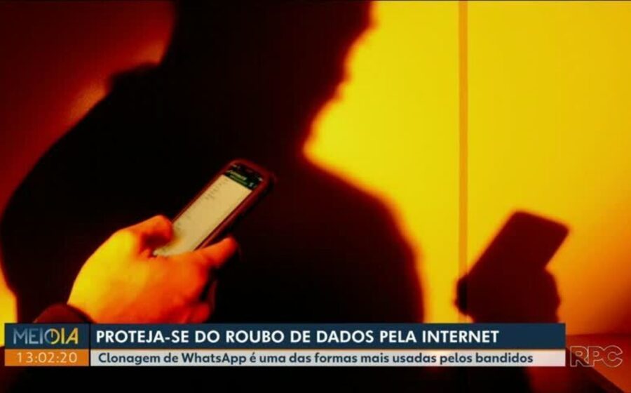 Smartphone exibindo alerta de segurança sobre aplicativo falso do Mercado Livre Coleta