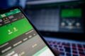 Tela de celular mostra aplicativo de apostas bloqueado com aviso do governo federal brasileiro