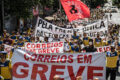 Caminhões dos Correios saindo de centro de distribuição para retomar entregas após fim da greve
