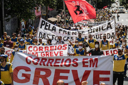 Caminhões dos Correios saindo de centro de distribuição para retomar entregas após fim da greve