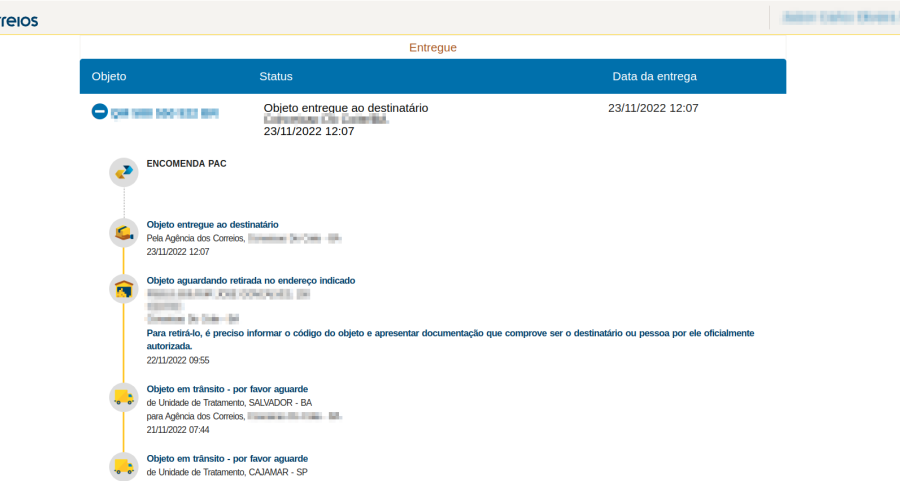 Caixas de encomendas paradas com logo dos Correios e celular mostrando rastreamento travado