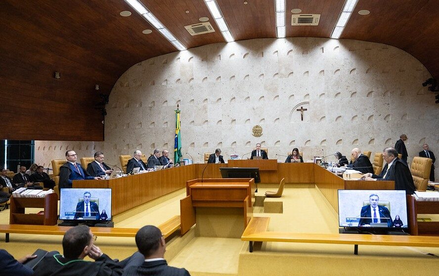 Funcionários da Caixa em greve diante de agência bancária com faixas e cartazes