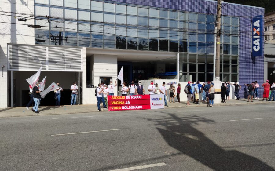 Bancários em greve diante do TST com faixas sobre Saúde Caixa após 13 dias de paralisação