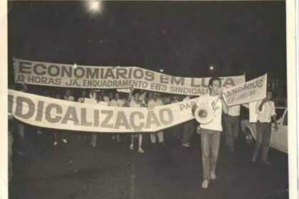 Agência da Caixa Econômica Federal fechada durante greve dos bancários, com faixa de paralisação na porta