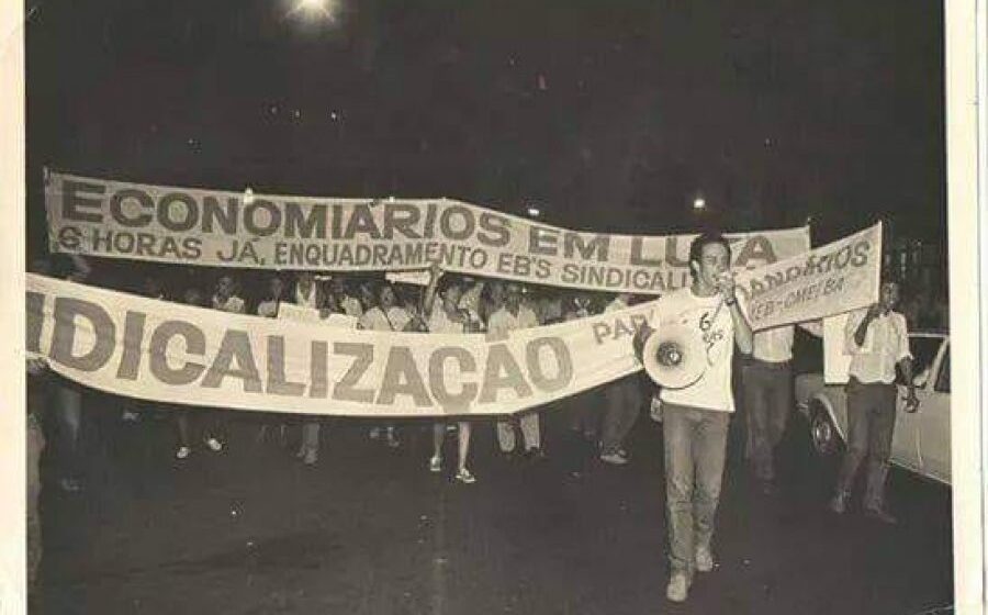 Agência da Caixa Econômica Federal fechada durante greve dos bancários, com faixa de paralisação na porta
