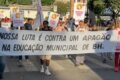 Professores e servidores em greve com faixas em frente à prefeitura de Petrópolis