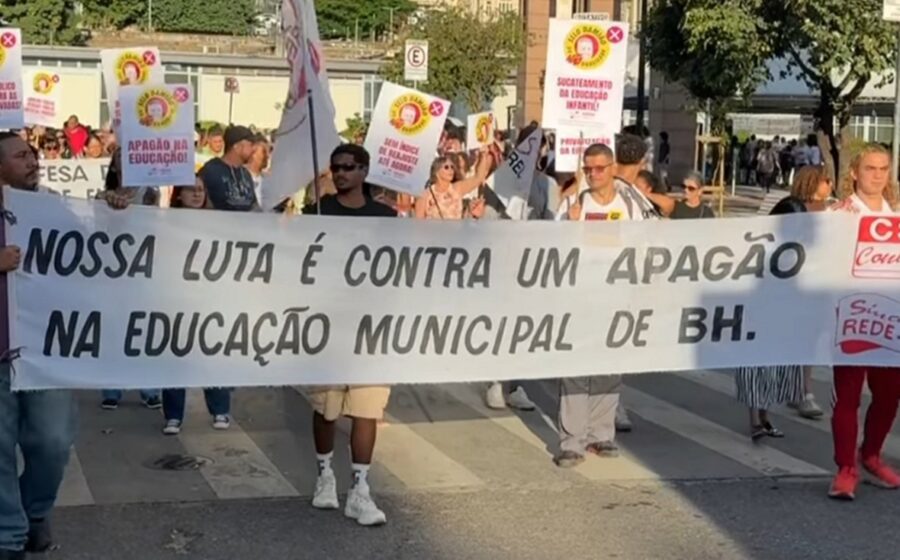 Professores e servidores em greve com faixas em frente à prefeitura de Petrópolis