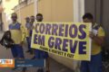 Trabalhadores dos Correios em greve protestam diante do TST em Brasília
