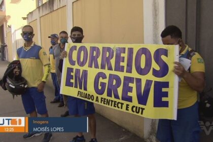 Trabalhadores dos Correios em greve protestam diante do TST em Brasília