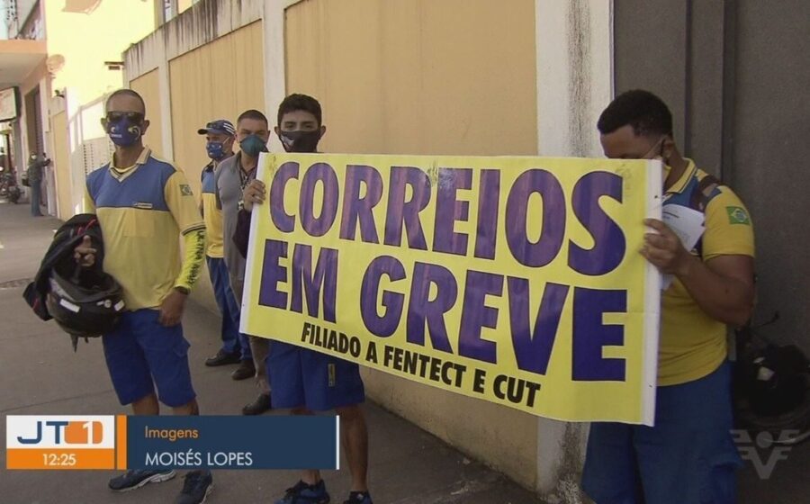 Trabalhadores dos Correios em greve protestam diante do TST em Brasília