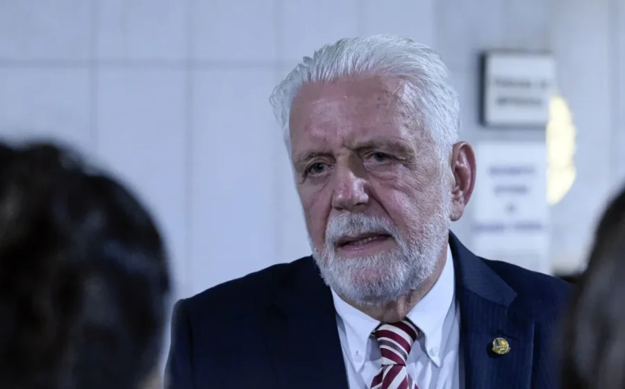 Senador Jaques Wagner em sessão no Congresso, com sobreposição de notas de R$ 100 e documentos de investigação