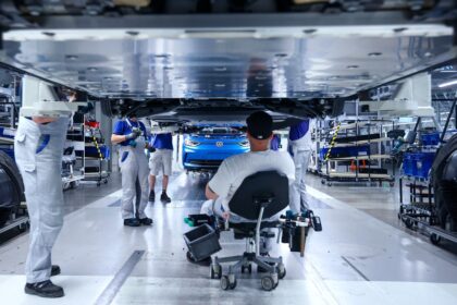 Fábrica da Ford em Dagenham convertendo linha de produção civil para veículos militares e drones