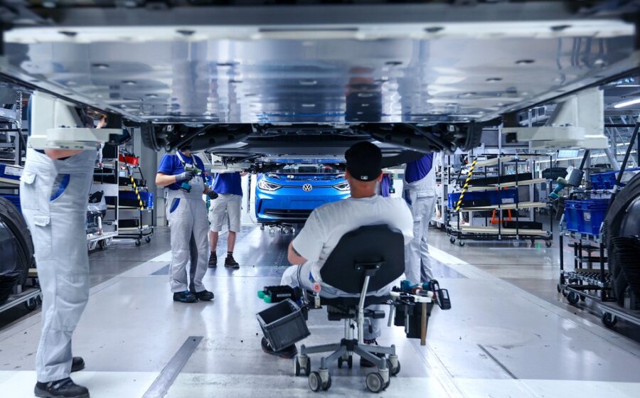 Fábrica da Ford em Dagenham convertendo linha de produção civil para veículos militares e drones