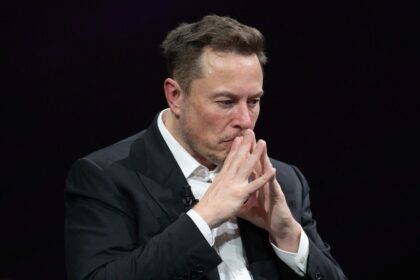 Elon Musk entre bandeiras dos EUA e UE simbolizando disputa judicial sobre multa de R$ 700 milhões ao X