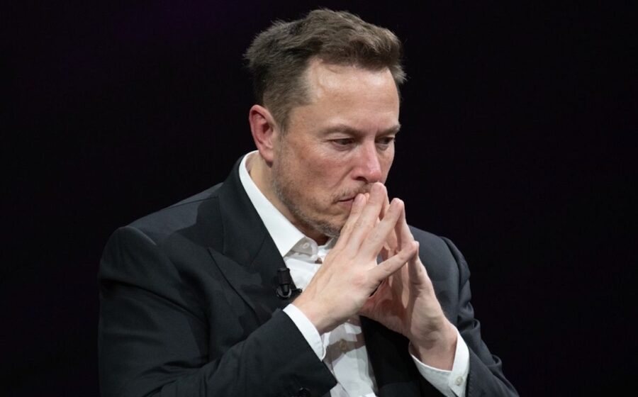 Elon Musk entre bandeiras dos EUA e UE simbolizando disputa judicial sobre multa de R$ 700 milhões ao X