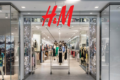 Interior da megaloja H&M no NorteShopping Rio, 4.000 m², fila de clientes na inauguração às 6h