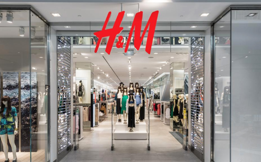 Interior da megaloja H&M no NorteShopping Rio, 4.000 m², fila de clientes na inauguração às 6h
