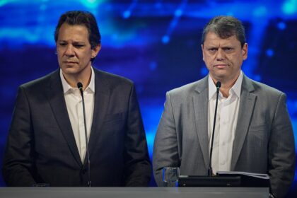 Fernando Haddad discursa em debate da Record sozinho no púlpito, anuncia bloqueio de privatizações de metrô e trem