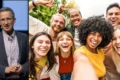 Pessoa sorrindo enquanto lê livro com expressão de curiosidade genuína, simbolizando aprendizado feliz segundo Harvard