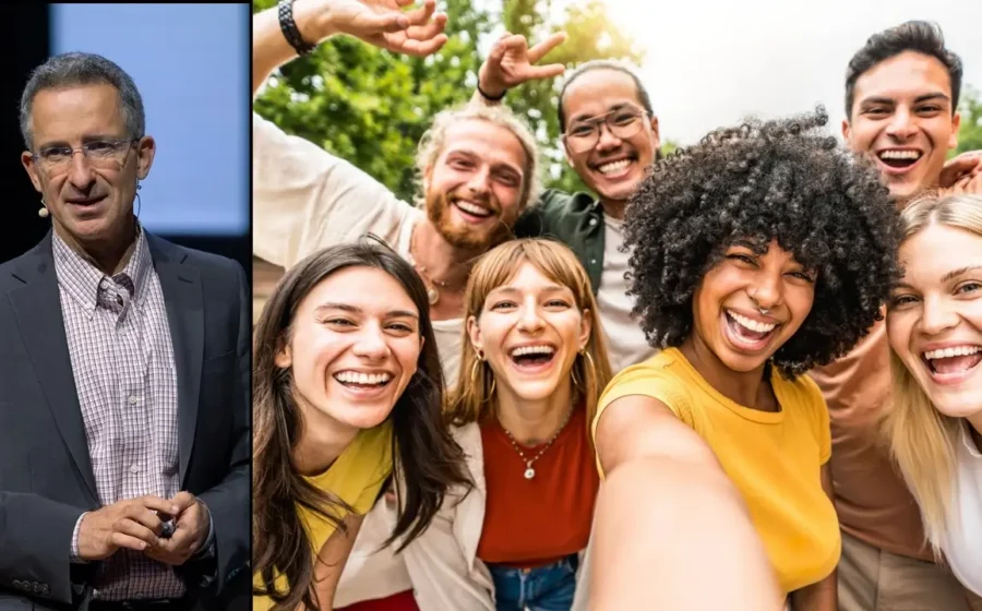 Pessoa sorrindo enquanto lê livro com expressão de curiosidade genuína, simbolizando aprendizado feliz segundo Harvard
