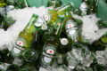 Garrafas de cerveja Heineken e marcas econômicas em gôndola de supermercado brasileiro